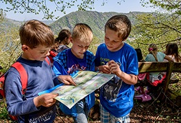 Schulklasse bei der Schnitzeljagd