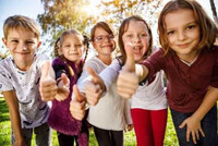 Kinder zeigen mit dem Daumen hoch