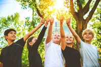 Kinder halten ihren Daumen in die Höhe