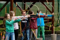 Kinder mit Pfeil und Bogen