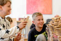 Schüler mit Bausteinen 
