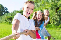 Drei Kinder ziehen an einem Seil