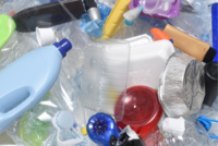 Verschiedene Plastikverpackungen und Kunststoffmüll in der Nahaufnahme