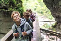 Kinder wandern durch Felslandschaft