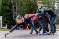 Schüler bei einer Teamübung 