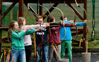 Schüler beim Bogenschießen 