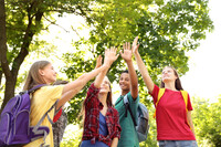 Schüler geben sich high-five